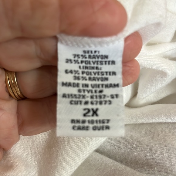 Ladies Chacha Vente Blouse,2X, lines solid white, short sleeve, very pretty - Picture 4 of 4